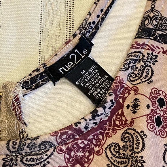 ⚡️FLASH Sale⏱️ Women’s Rue21 Elephant Pattern Dress with Wide Sleeves - Picture 10 of 12